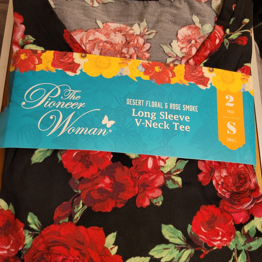 2ct The Pioneer Woman Floral Long Sleeve V-Neck Tee
